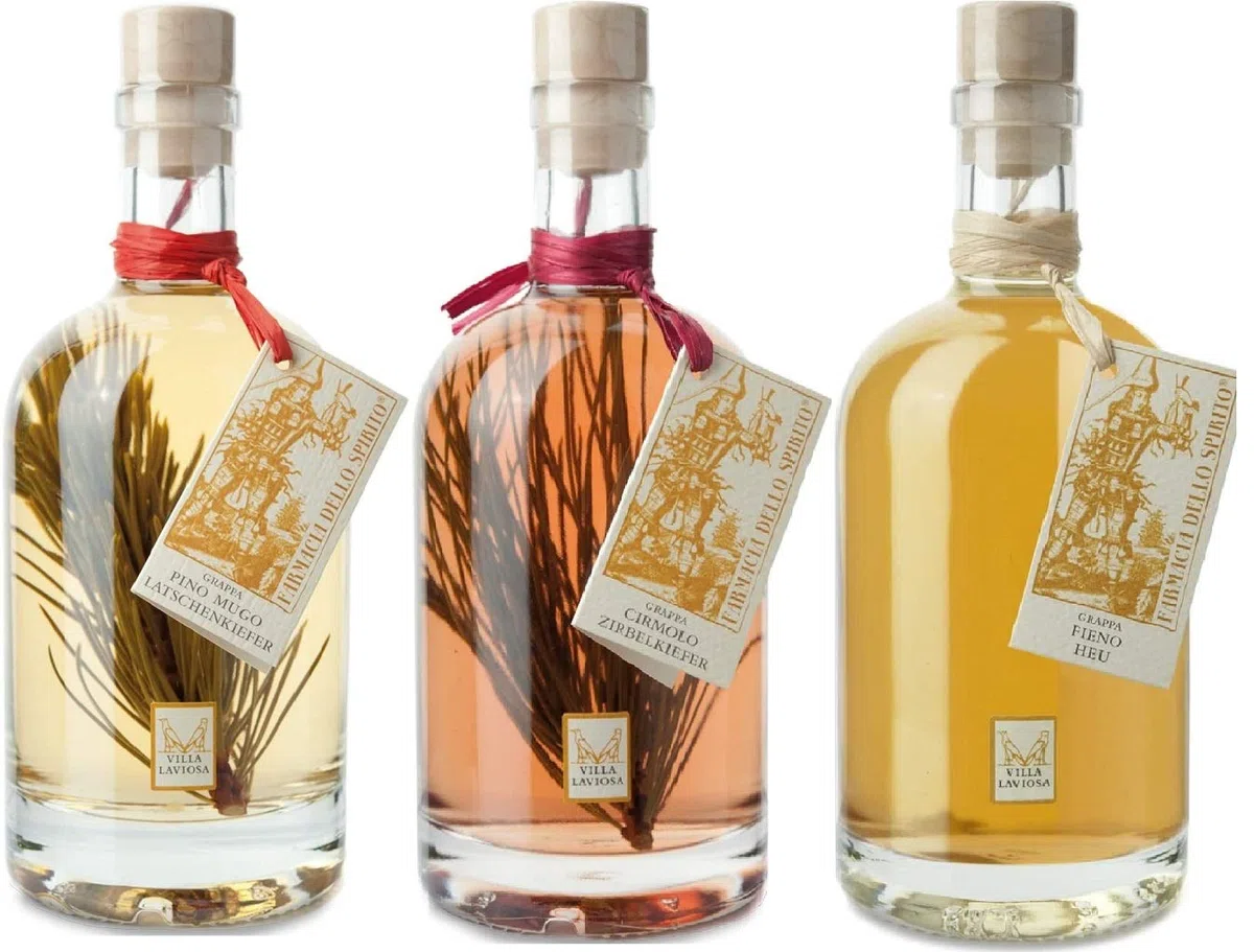 Villa Laviosa Set 3 Bottiglie Liquore Grappa da 70 cl. Aromatizzata Italiana, Liquore Grappa Fieno Pino Mugo Cirmolo Bottiglie da 700ml