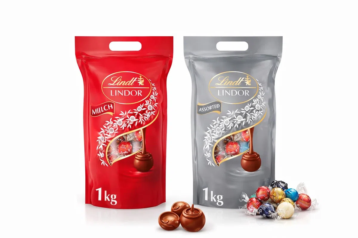 Lindt Lindor Praline Cioccolato 2kg – 1 Confezione Latte 1kg + 1 Assortito 1kg – Sfere Ripiene Fondenti e Cremose – Ideali per Regalo o Scorta